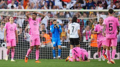 Los jugadores del Espanyol tras empatar con el Valencia.