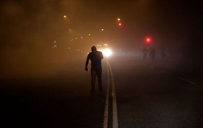 Un home camina a través del fum a Vigo.