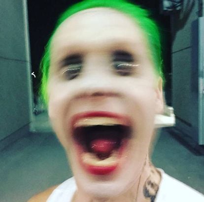 No es precisamente el 'selfie' más elaborado que un famoso ha colgado en este 2016 pero, desde luego, hay que reconocer que capta bastante bien la imagen del Joker, el personaje que encarna Jared Leto (Luisiana, 45 años) en la película 'El escuadrón suicida'. Se trata de uno de los 'selfies' más buscados del año.