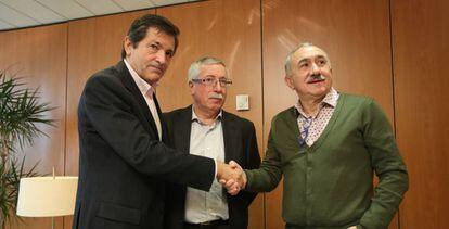 Javier Fern&aacute;ndez saluda a Josep Maria &Aacute;lvarez (UGT). En el centro, Ignacio Fern&aacute;ndez Toxo. 