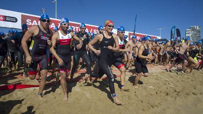 Mireia Belmonte, en el centro, en la salida del Triathlon Barcelona.