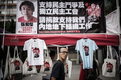 Puesto de venta de camisetas que muestran la foto del activista chino Zhang Shujie. El autor y opositor al régimen Shujie, de 24 años, abandonó el país en febrero de 2011 tras la nueva ola de represión del Gobierno chino.