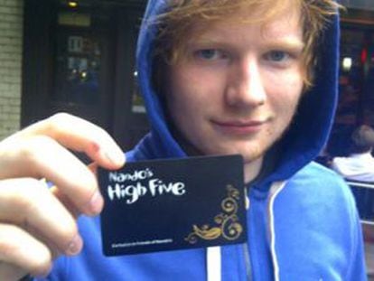 Ed Sheeran muestra su tarjeta VIP de Nandos.