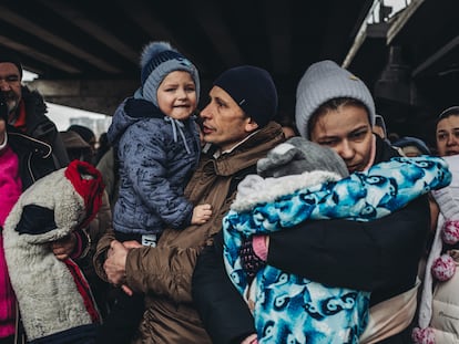 Familias con niños esperaban para cruzar el río Irpin, el día 5  en la localidad del mismo nombre en Ucrania.
