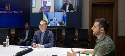 El presidente de Ucrania, Volodomir Zelenski, durante su participación en una videoconferencia con Larry Fink, presidente de BlackRock.