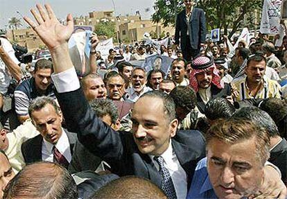 El príncipe Al Sharif saluda a sus partidarios al visitar el cementerio real de Bagdad.