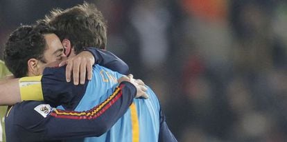 Iker y Xavi se abrazan en el Mundial de Sudáfrica.