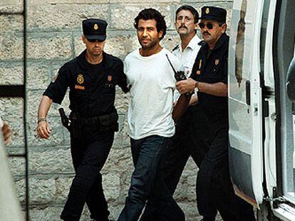 Bensakhria, presunto jefe de Al Qaeda, tras declarar en los juzgados de Benalúa (Alicante) en junio de 2000.