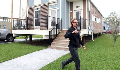 Brad Pitt, delante de una de las casas de su proyecto en Nueva Orleans.