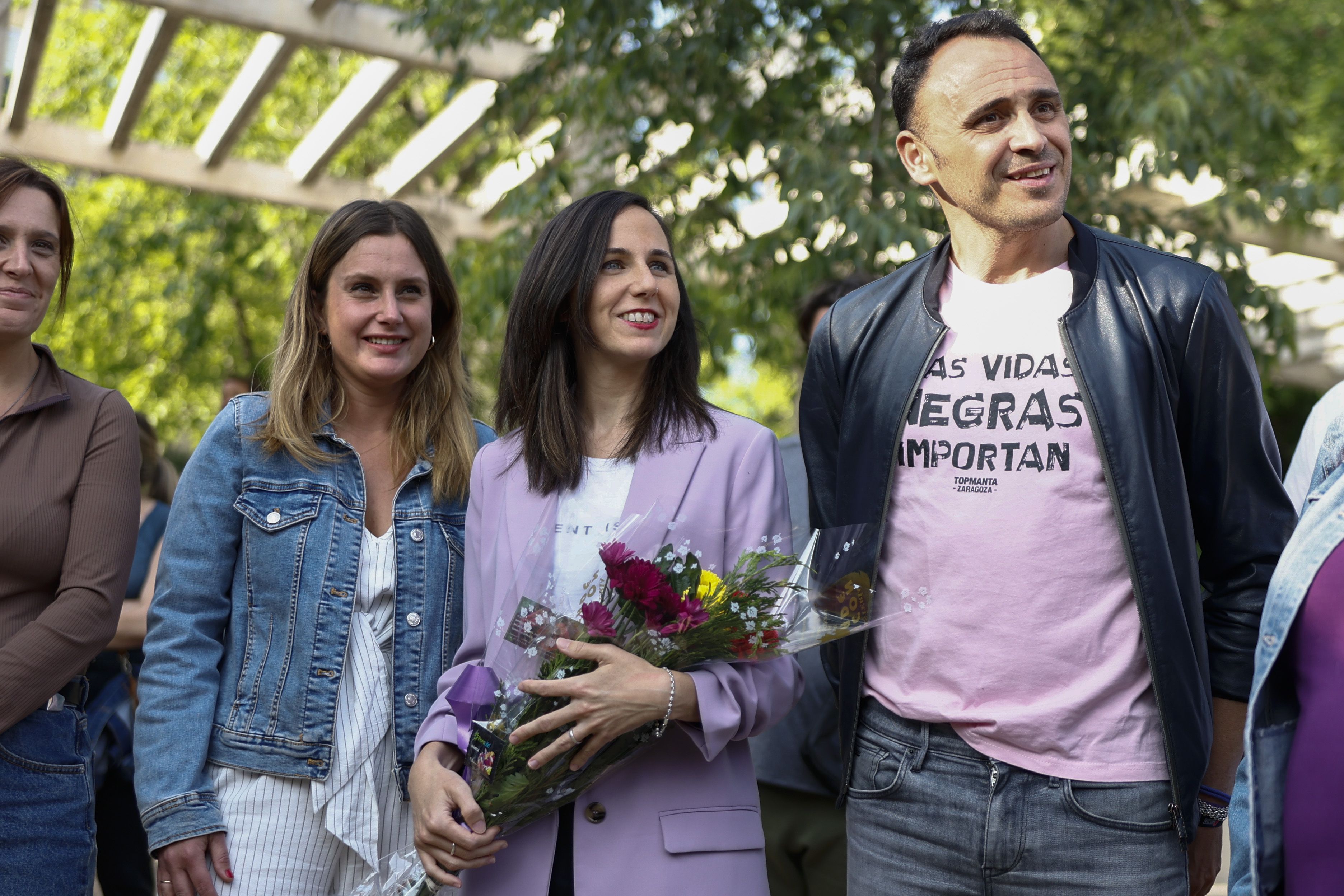 MADRID, 11/05/2023.- La candidata de Unidas Podemos a la Presidencia de la Comunidad de Madrid, Alejandra Jacinto (i), la secretaria general de Podemos y ministra de Derechos Sociales y Agenda 2030, Ione Belarra (c), y el candidato a la Alcaldía, Roberto Sotomayor, durante la pegada de carteles de su formación de cara a las elecciones del 28M, este jueves en Orcasitas. EFE/ Rodrigo Jiménez
