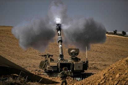 El ejército israelí lanza morteros hacia la franja de Gaza, este sábado.