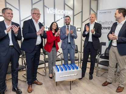 Inauguración de la oficina de PowerCo, filial de Volkswagen, en el centro de Valencia, con la consejera de Movilidad, Rebeca Torró, y el alcalde de Sagunto, Darío Moreno.