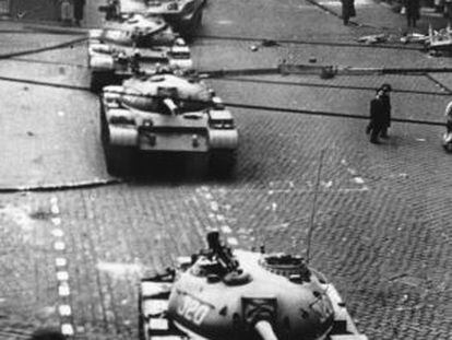 Los tanques soviéticos entran en Budapest en noviembre de 1956.