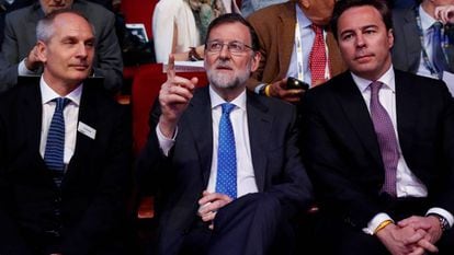 Dimas Gimeno, a la derecha, con Mariano Rajoy y el presidente del WRC, Ian McGarrigle, en la inauguración del Congreso.