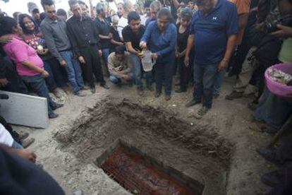 Juanita Ocampo junto a la tumba de su hija, asesinada el 2 de enero en Temixco. 