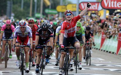 Greipel levanta el puño izquierdo tras imponerse en Valence a Degenkolb y Kristoff.
