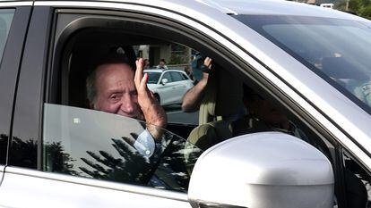 Juan Carlos I saluda a su llegada a la vivienda de su amigo en Sanxenxo, Pontevedra.