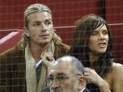 David Beckham fichó por el Madrid en 2003 por 35 millones de euros. Estuvo en España hasta 2007. Victoria ha confesado que no se adaptó muy bien a la vida en la capital. Esta imagen es de 2003 en Madrid en un partido de tenis.