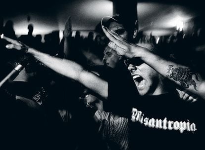 Un grupo de jóvenes hace el saludo fascista durante un concierto de 'nazirock'.