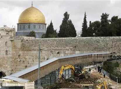 Una excavadora trabaja frente a la Cúpula de la Roca en el recinto de la mezquita de Al Aqsa, en la Expalnada de las Mezquitas de Jerusalén.