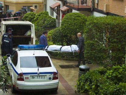 Empleados de la funeraria retiran el cad&aacute;ver de la mujer fallecida en Llodio.