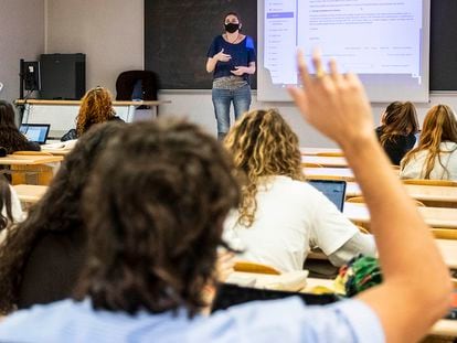 Una profesora imparte clase en la Facultad de Ciencias de la Información de la Universidad Complutense de Madrid, el lunes.