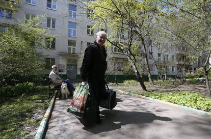 La alcaldía de Moscú, con el apoyo del Kremlin, quiere reemplazar estos edificios de pocos pisos por otros más altos que puedan alojar a muchas más familias, en una capital que cuenta con 12 millones de habitantes y faltan viviendas. En la imagen, un vecino desaloja su vivienda.