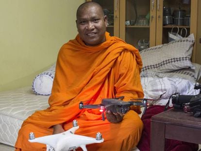 El monje que graba los abusos en Camboya con un dron.
