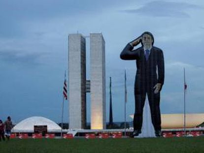 Muñeco hinchable del candidato a las elecciones brasileñas Jair Bolsonaro, frente al Congreso de Brasil, en Brasilia, el 7 de marzo de 2018. 
