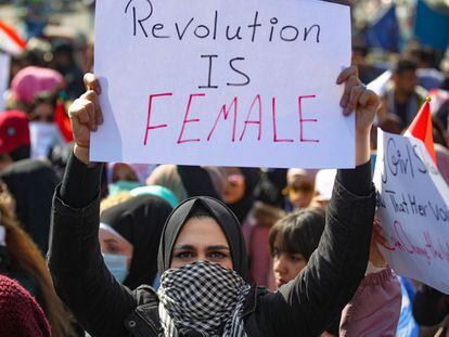 Activistas iraquíes se manifiestan en la marcha feminista en Bagdad en apoyo a las mujeres del país.