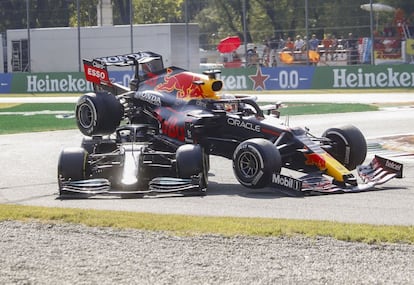 El Red Bull de Verstappen sobre el Mercedes de Hamilton, en el accidente del domingo en Monza