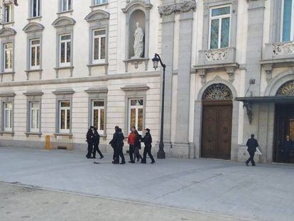 Agentes de la Policía Nacional detienen a jóvenes independentistas ante el Supremo.