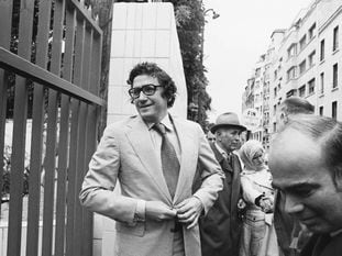 Richard Holbrooke, ante la embajada de Vietnam en París, en 1977.