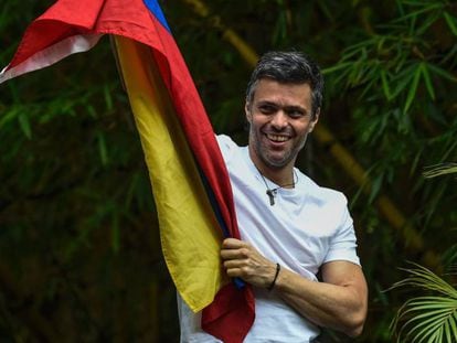 El l&iacute;der opositor venezolano Leopoldo L&oacute;pez muestra una bandera de Venezuela en su casa en Caracas.