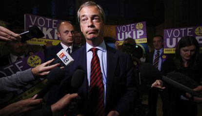 El l&iacute;der de UKIP, ante la prensa tras conocerse los resultados de las elecciones de Newark