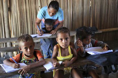 Los nuevos datos de la ONU demuestran que el número de niños sin escolarizar descendió de 102 millones a 57 millones entre 2000 y 2011. Pero los progresos en la reducción del número de niños no escolarizados se han detenido por completo, ya que en 2011 la ayuda internacional para la educación básica disminuyó por primera vez desde 2002. En la imagen, un grupo de niños de Suai Loro, un pueblo de pescadores en Timor- Leste, asisten a la escuela y son capaces de estudiar gracias a las raciones de alimentos del Programa Mundial de Alimentos, que les proporciona comida diaria de arroz y frijoles.