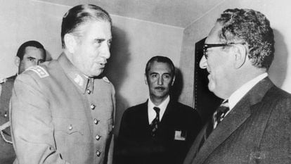 Augusto Pinochet estrecha la mano de Henry Kissinger, durante un encuentro en Santiago (Chile), el 8 de junio de 1976.