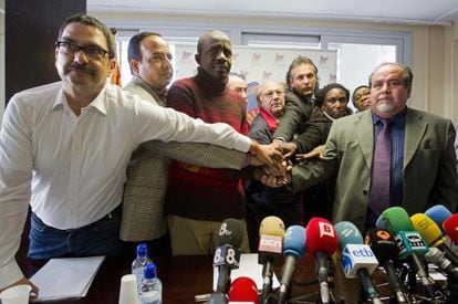 Miembros de entidades cívicas del Besòs exhibieron ayer su unión tras el asesinato de un inmigrante senegalés.