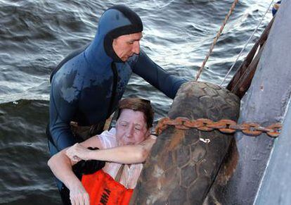 Un buzo de los servicios de emergencia de Tatarstán saca el cadáver de una víctima del naufragio en el Volga.
