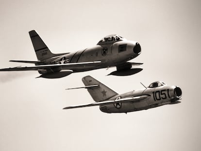 Un Sabre y un Mig-15 de la época de la guerra de Corea en un vuelo de exhibición.