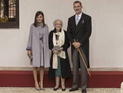 Los Reyes flanquean a la poeta Ida Vitale,este martes, tras la entrega del Premio Cervantes.