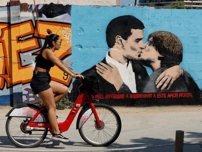 Mural del artista Tv Boy donde se besan Pedro Sánchez y Carles Puigdemont