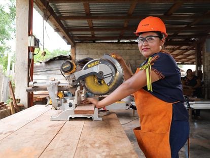 Mujer carpintera en México.