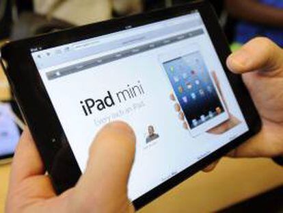 Apple presentó en octubre del año pasado el iPad mini, una versión más pequeña, ligera y barata de su popular dispositivo, con prestaciones parecidas al iPad 2 y con el que quiso entrar en un mercado de tabletas de bolsillo dominado por el ecosistema Android de Google. EFE/Archivo