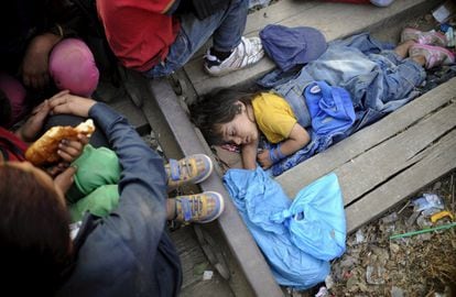 La Rashina ve de Kobani, Síria. Té quatre anys i ha viatjat per mig món per arribar fins a Europa. A la imatge, descansa en un llit improvisat mentre espera un tren a la frontera macedònia que els porti a d'altres punts d'Europa a la recerca d'un lloc on establir-se.