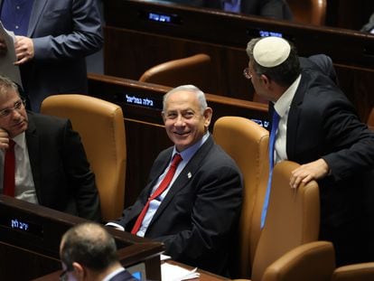 Benjamín Netanyahu (en el centro) sonríe a Itamar Ben-Gvir, el pasado 22 de febrero en el Parlamento israelí, en Jerusalén.