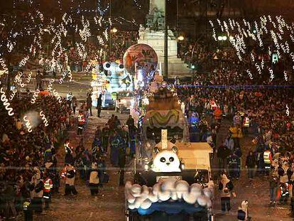 Más de 800 personas repartidas en 21 carrozas participaron ayer en el desfile de la noche de Reyes, que este año tuvo como hilo argumental el cielo y sus criaturas. En la imagen, una parte de la comitiva, rodeada de miles de madrileños, delante de la estatua de Emilio Castelar, en el paseo de la Castellana.