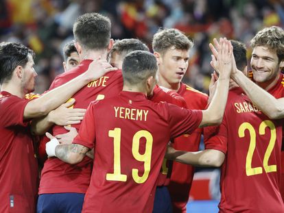 A CORUÑA, 29/03/2022.- Los jugadores de la selección española celebran el cuarto gol ante Islandia, durante el partido amistoso que disputan este martes en el estadio de Riazor, en A Coruña. EFE/Lavandeira
