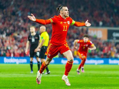 Gareth Bale celebra el pasado jueves su segundo gol ante Austria, en Cardiff.