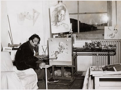 Salvador Dalí pinta 'Gala Placídia' en el taller, en 1952. Foto de Carlos Pérez de Rozas. Derechos de imagen de Salvador Dalí reservados.